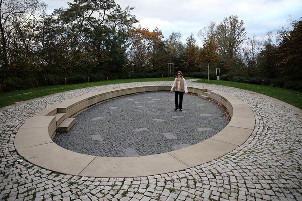 Foto: Leipzig - Etzoldsche Sandgrube - Park und Gedenkort | Das Team hinter BILDLEXIKON LEIPZIG bündelt historische wie aktuelle Informationen über die Stadt Leipzig in Text und Bild auf einer Plattform und stellt diese der interessierten Öffentlichkeit zur Verfügung.