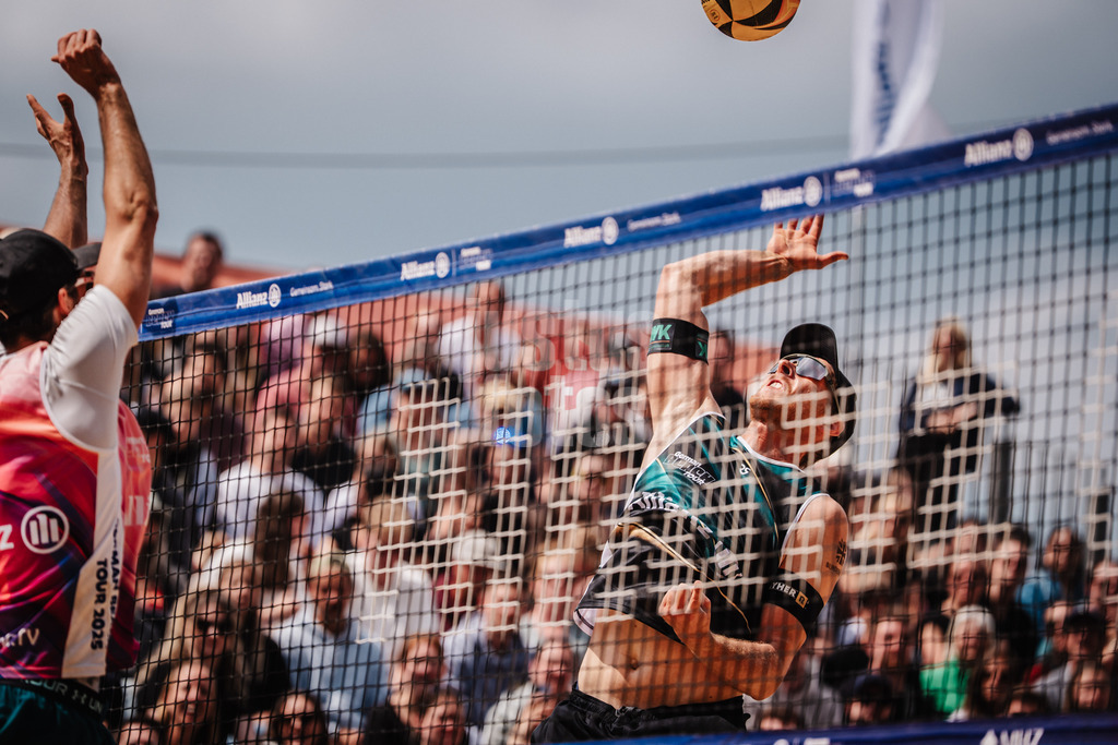 Beachvolleyball | Männer | Allianz German Beach Tour 2025 | Tourstop Düsseldorf | 18.05.2025 | Nils Ehlers beim Angriff