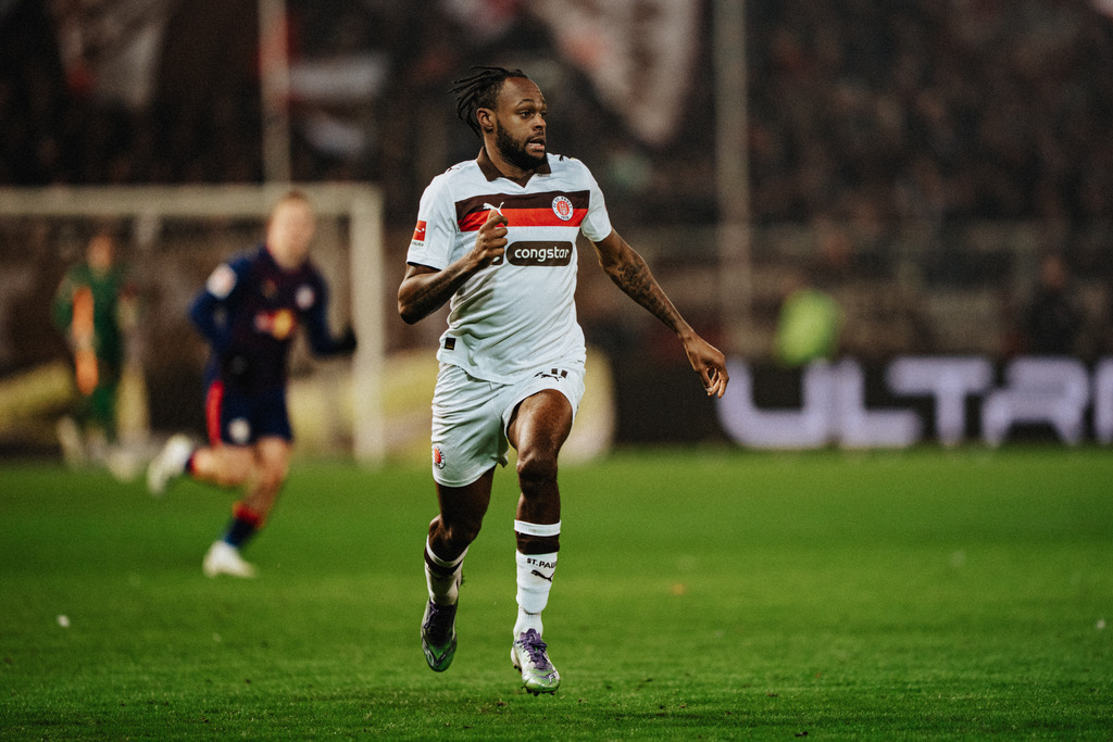 FCS00830 | Der offizielle Shop für FC St. Pauli Fotos. Wähle aus Spielszenen & Fanmomenten dein FCSP Wunschformat. Wir liefern Millerntor-Atmosphäre.
