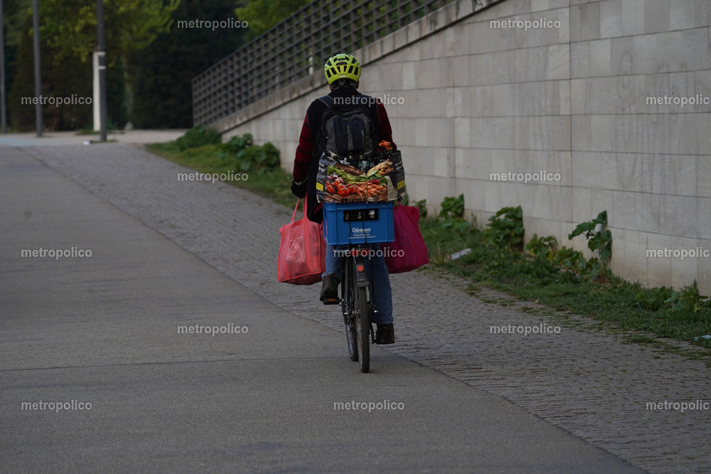 Flaschensammler auf Fahrrad in Berlin | Metropolico