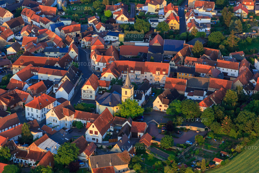 Luftbild: Dorfzentrum mit Pfarrkirche in Kerzenheim im Bundesland Rheinland-Pfalz in Deutschland. Foto: IMG_091209.jpg vom 07.07.2016 durch Werner Riehm/FLY-FOTO.de