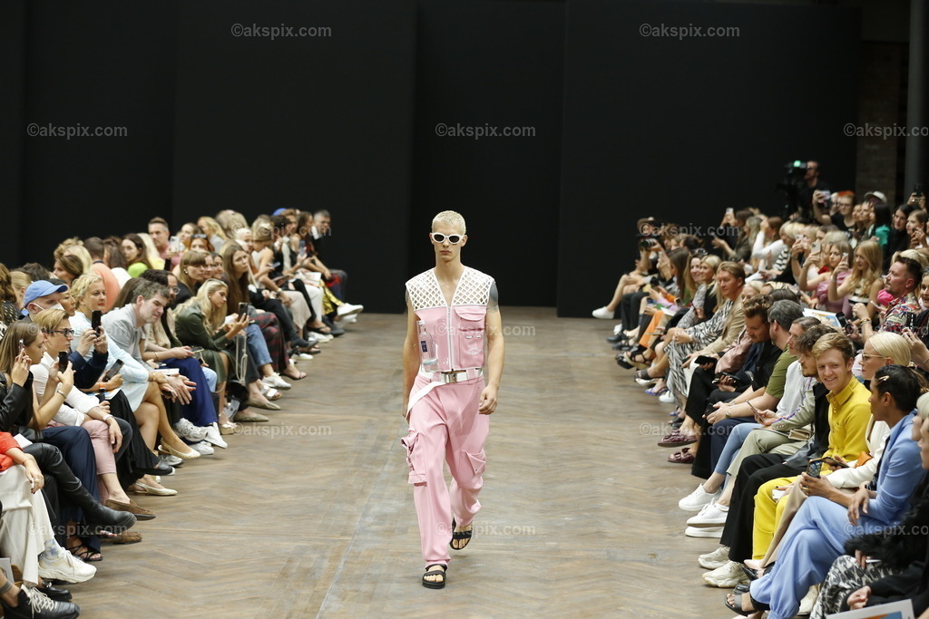 Kilian Kerner auf der  MBFW Spring/Summer 2023 | Mercedes-Benz Fashion Week (MBFW)  Frühling / Sommer 2023 im Hotel Telegraphenamt Berlin in Berlin-Mitte. Die Kollektionen von Kilian Kerner auf der MBFW Spring/Summer 2023. Das Bild zeigt Models mit der Kollektion von Kilian Kerner.