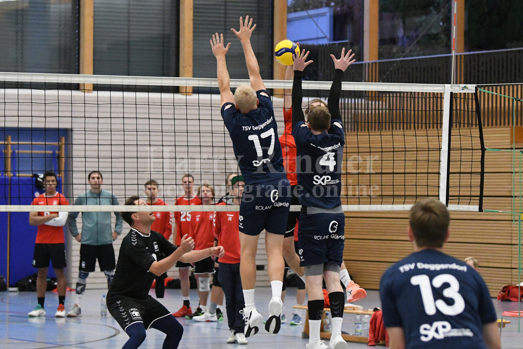 TSV 1861 Deggendorf : MTV München II | starker Block: Julian Kindermann  (TSV Deggendorf Volleyball  #17) und Johannes Schwarz  (TSV Deggendorf Volleyball  #4) - Realisiert mit Pictrs.com