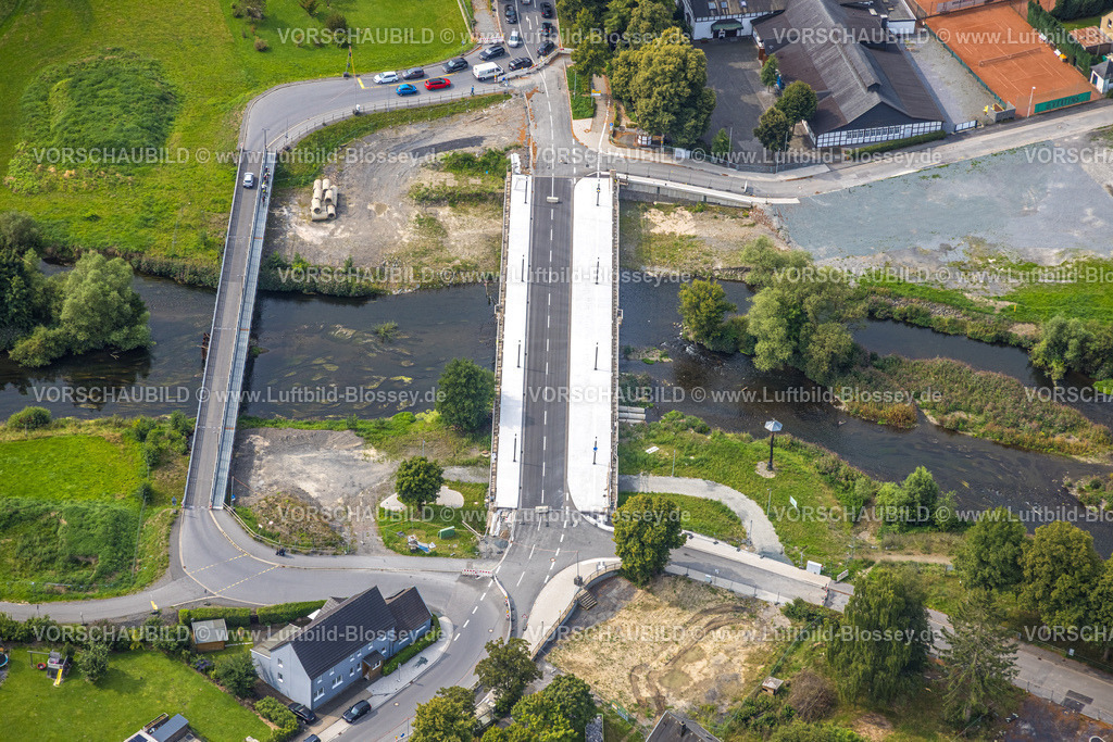 Arnsberg250806917 | Luftbild, Behelfsbrücke und Baustelle mit Neubau der Dinscheder Ruhrbrücke Glösinger Straße (L735) über den Fluss Ruhr und Renaturierung, Glösingen, Arnsberg, Sauerland, Nordrhein-Westfalen, Deutschland