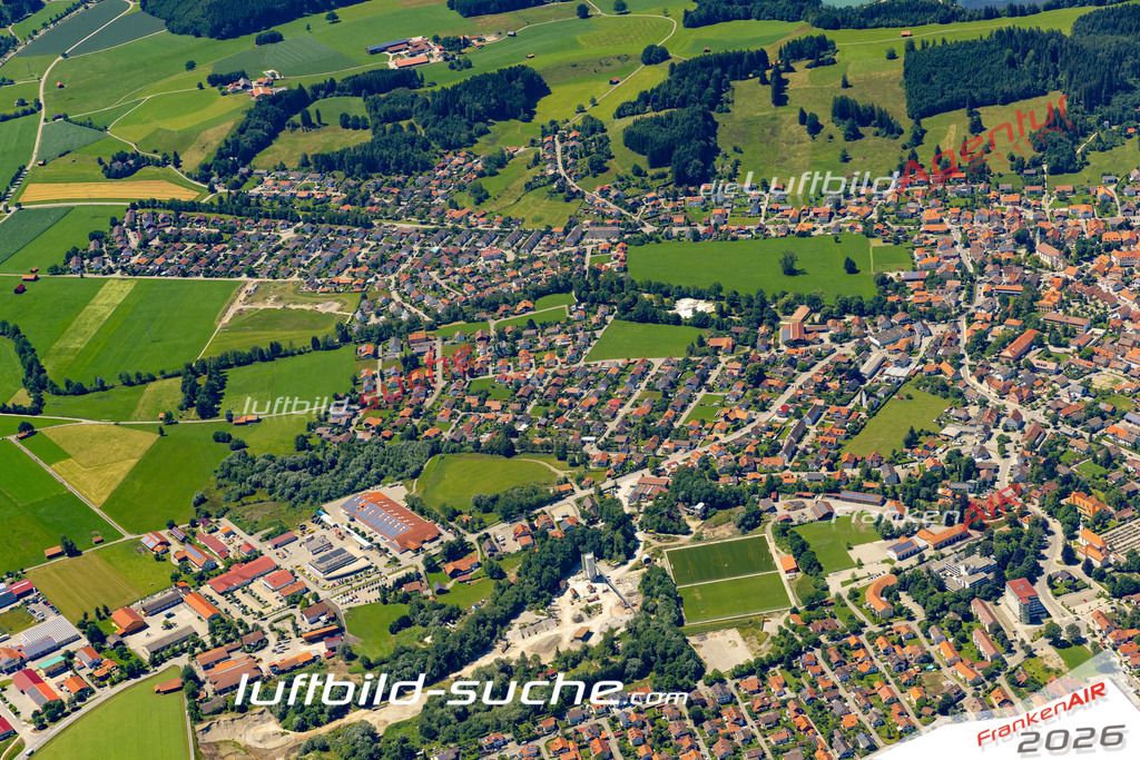 Aktuelles Luftbild von  Peiting - Die Luftaufnahme wurde 2022 mittels UL-Flugzeug erstellt ( keine Drohne ) - hochauflösende Kamera-Systeme von  Canon -Beste Qualität - Für grossformatige Ausdrucke geeignet. Die Geschenkidee !