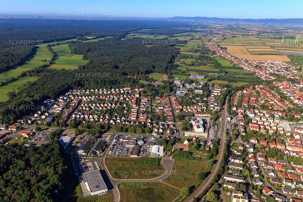 Luftbild: Stadtübersicht aus Osten in Kandel im Bundesland Rheinland-Pfalz in Deutschland. Foto: IMG_094021.jpg vom 23.08.2016 durch Werner Riehm/FLY-FOTO.de