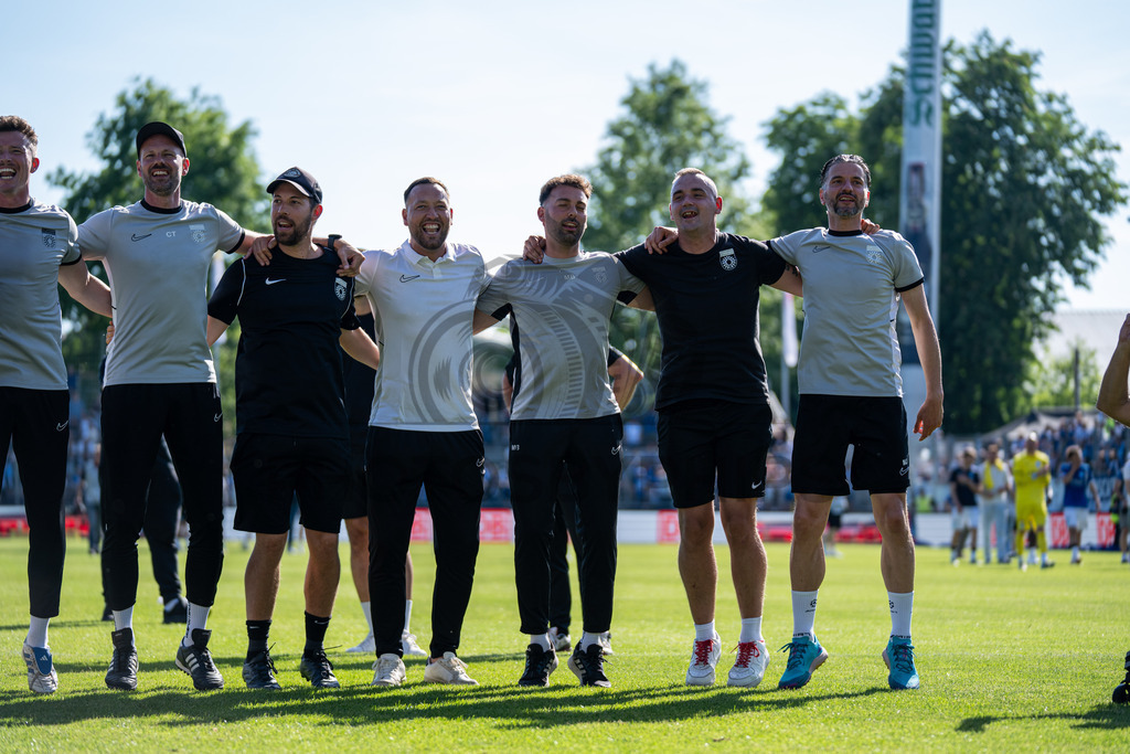 Stuttgarter Kickers vs. SG Sonnenhof Großaspach, Fussball, WFV-Pokal, Finale, 23.05.2026 | Team jubelt nach Abpfiff mit Fans, Zuschauern und Verantwortlichen,Stuttgarter Kickers vs. SG Sonnenhof Großaspach, Fussball, WFV-Pokal, Finale, 23.05.2026