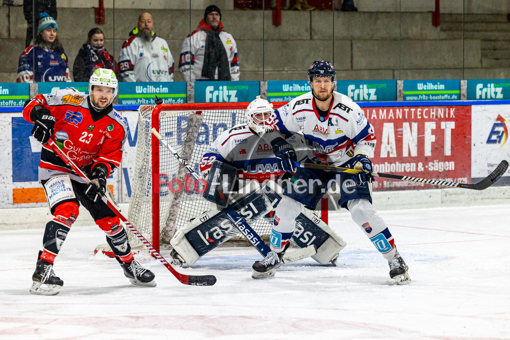 TSV Peißenberg Miners vs ESC Kempten SHARKS | Eishockey Bayernliga 2023/2024, TSV Peißenberg Miners vs ESC Kempten SHARKS, 20240121,
Dejan VOGL (Miners 23) wartet auf Schuss.,
2024-01-21 in Peißenberg (Eisstadion)
23 Dejan VOGL (Miners 23), 52 Jakob NERB (SHARKS Goalie 52), 91 Mauro SEIDER (SHARKS 91)
Copyright: WolfgangxLindner foto-lindner.de