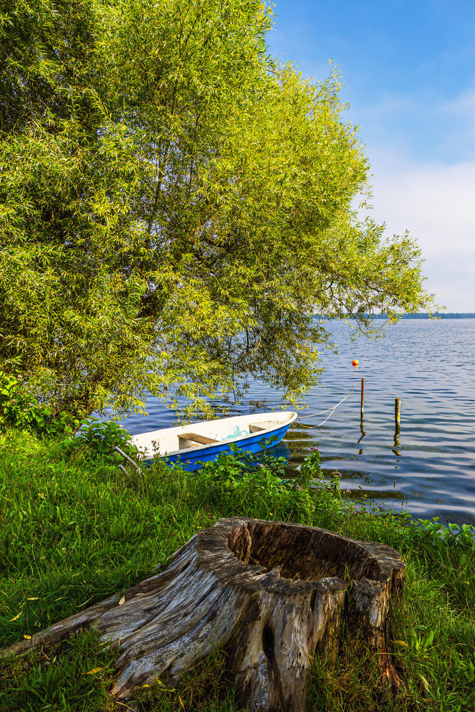 Boot und Baumstumpf am Schaalsee nahe der Stadt Zarrentin | Boot und Baumstumpf am Schaalsee nahe der Stadt Zarrentin.