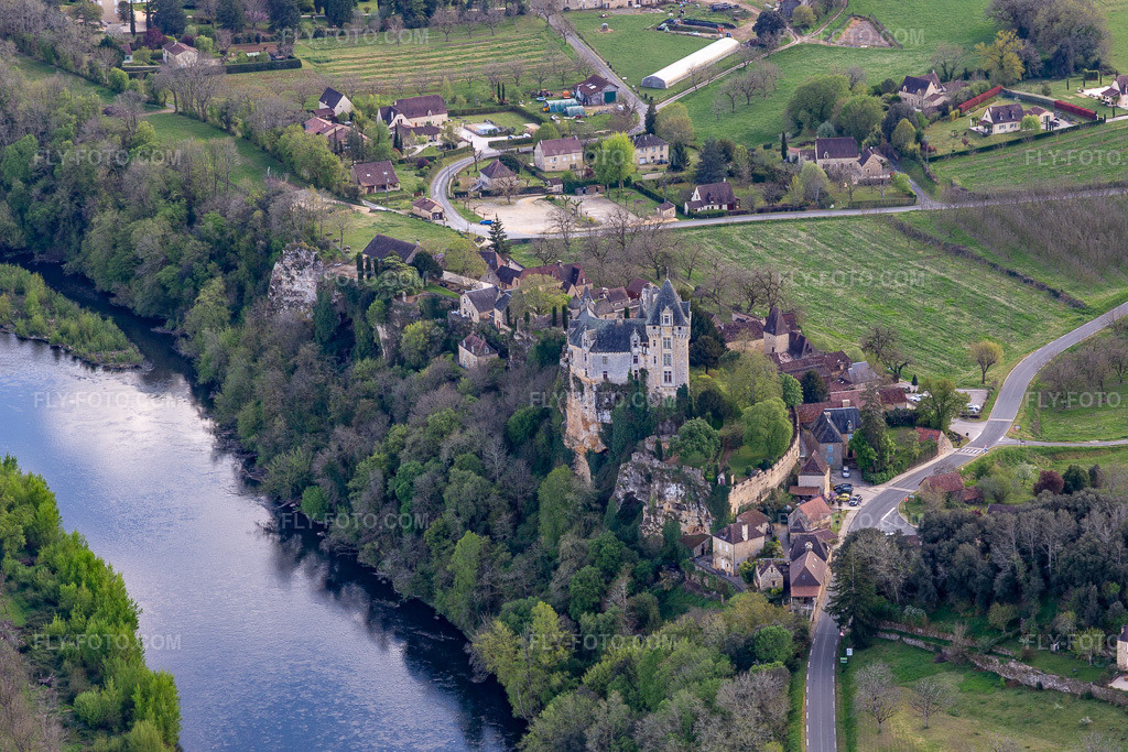Aerial view: Montfort in Vitrac in the state Dordogne, France. – Photo: IMG_113402.jpg taken on 04/16/2019 by Werner Riehm/FLY-FOTO.com – Resolution of the original: 4852 x 3235 px