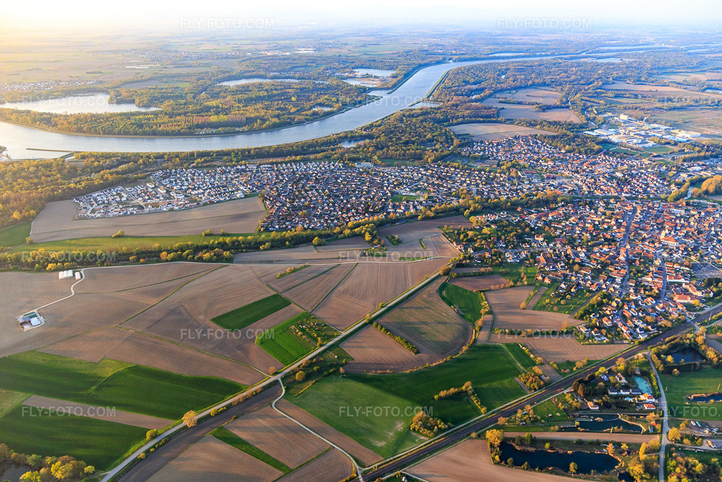 Aerial view: View of the town from the north in Drusenheim in the state Bas-Rhin, France. – Photo: IMG_126531.jpg taken on 04/25/2021 by Werner Riehm/FLY-FOTO.com – Resolution of the original: 5472 x 3648 px