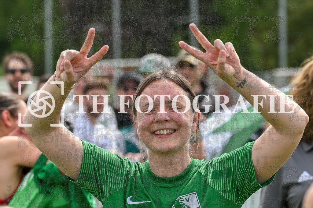 GER, FC Hauingen - SV Waldhaus, Frauen-Fussball, Rothaus Bezirkpokal, Finale, Saison 2024/2025, 29.05.2025 | Team SV Waldhaus freut sich ueber den Sieg und den Gewinn des Bezirkspokals.GER, FC Hauingen - SV Waldhaus, Frauen-Fussball, Rothaus Bezirkpokal, Finale, Saison 2024/2025, 29.05.2025Foto: TH Fotografie/Thomas Hess