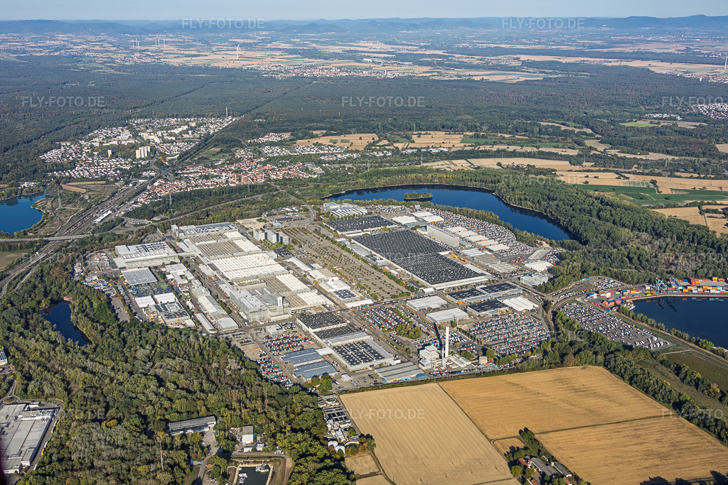 Luftbild: Automobilwerk Wörth und Industriepark Wörth GmbH mit Daimler Truck AG, Mercedes-Benz Werk aus Südosten im Ortsteil Maximiliansau in Wörth im Bundesland Rheinland-Pfalz in Deutschland. – Foto: IMG_159646.jpg vom 27.09.2026 durch Werner Riehm/FLY-FOTO.de – Auflösung des Originals: 5817 x 3878 px – Zum Seitenanfang – Industriepark Wörth - Für die Zukunft bereit!