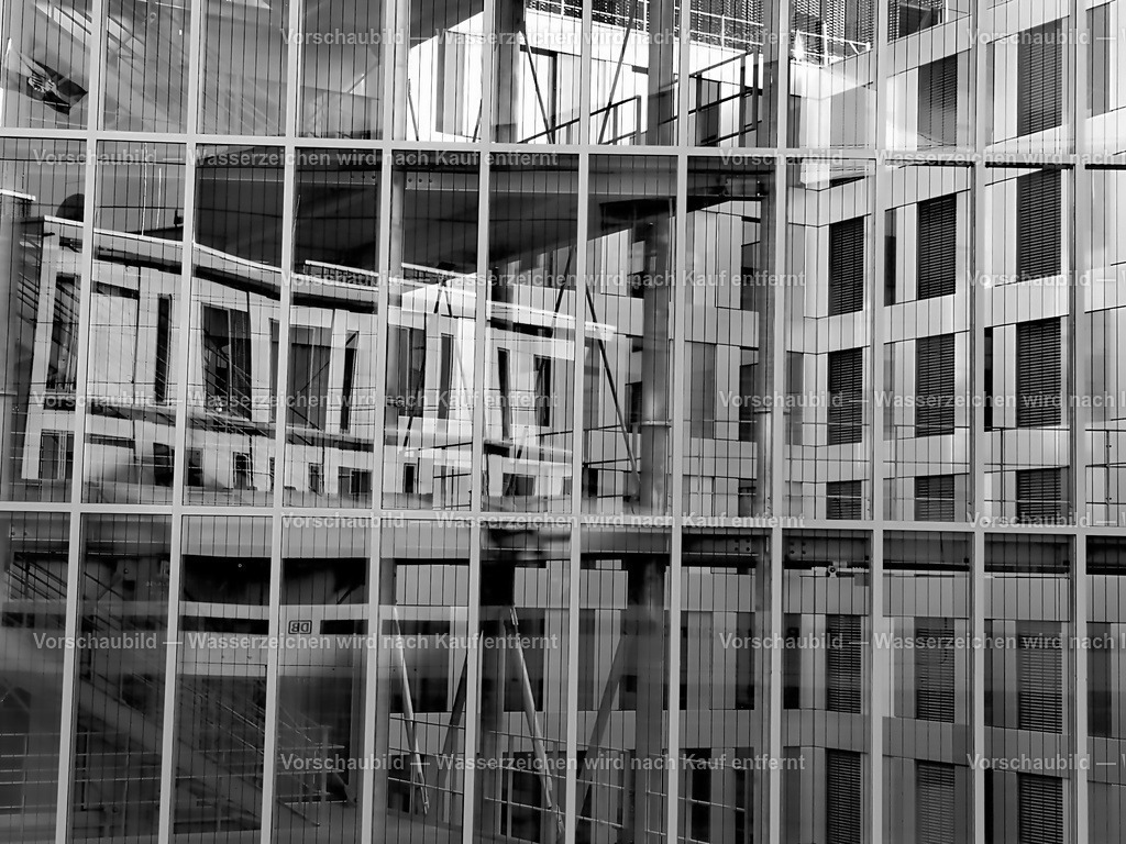 Glasfassade | ein ICE passiert diese Glasfassade auf dem Weg um Ostbahnhof Berlin - Realisiert mit Pictrs.com