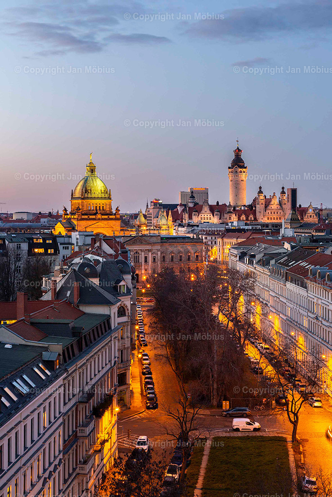 Leipzig von oben | Die Leipzig Skyline von oben ist ein echtes Highlight für Fotofans, Städtereisende und alle, die Leipzigs Kontraste zwischen Historie und Moderne schätzen – von City-Hochhäusern über Uni-Riese bis Völkerschlachtdenkmal und jede Menge Grün drumherum. - Realisiert mit Pictrs.com