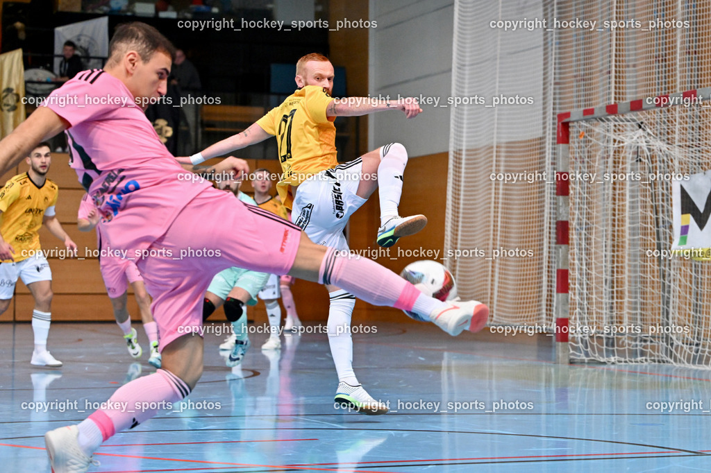 Carinthia Flamengo Futsal Club vs. FC Ljuti Krajisnici | #21 Robert Dimitrov Carinthia Flamengo, #27 Adnan Hodzic FC Ljuti Krajisnici, Carinthia Flamengo Futsal Club vs. FC Ljuti Krajisnici, Carinthia Flamengo Futsal Club vs. FC Ljuti Krajisnici am 05.01.2025 in Klagenfurt (Ballspielhalle Viktring), Austria, (Photo by Bernd Stefan)