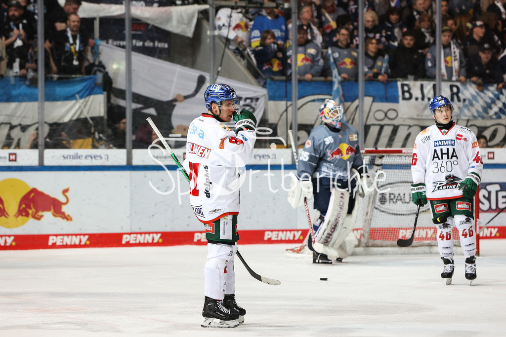 EHC München - Augsburger Panther | Freude bei Jere KARIJALAINEN (AEV #21) nach seinem Tor zum 2-4 im Powerplay / Jubel / Torschuezte /