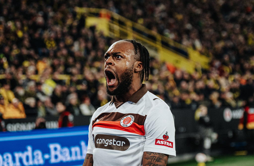 FCS08560 (2) | Der offizielle Shop für FC St. Pauli Fotos. Wähle aus Spielszenen & Fanmomenten dein FCSP Wunschformat. Wir liefern Millerntor-Atmosphäre.