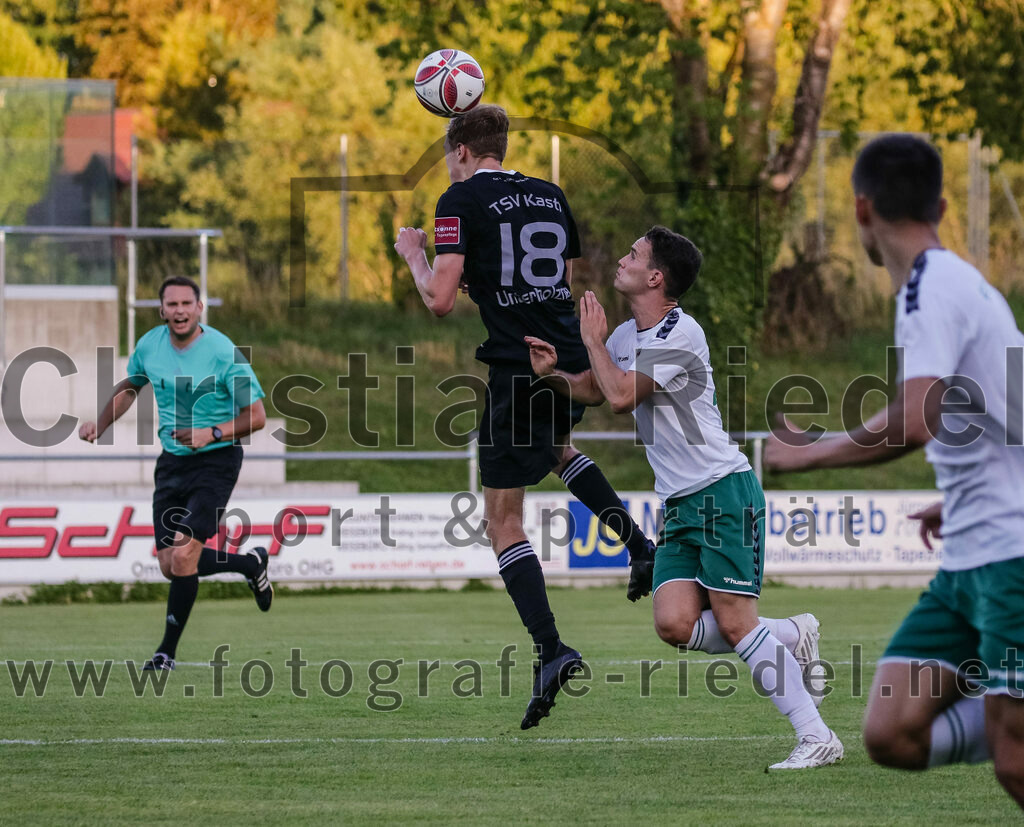 2023-08-18_042_FC_Schwaig_gegen_TSV_Kastl | Oberding, Deutschland, 18.08.2023:
Fußball, Landesliga Südost 2023 / 2024, 7. Spieltag, FC Schwaig gegen TSV Kastl, Endergebnis: 2:2

Marco Unterholzner (TSV Kastl, #18), Maximilian Buchauer (FC Schwaig, #27)

Foto: Christian Riedel / fotografie-riedel.net