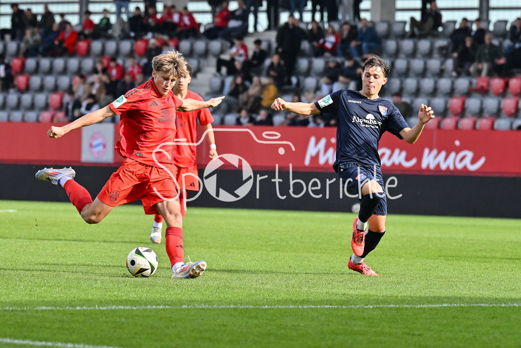 FC Bayern München U19 - SpVgg Unterhaching U19 | Im Duell Magnus DALPIAZ (FC Bayern MÜnchen U19 #2) und Samuel WEISS (Spvgg Unterhaching #11) / Zweikampf