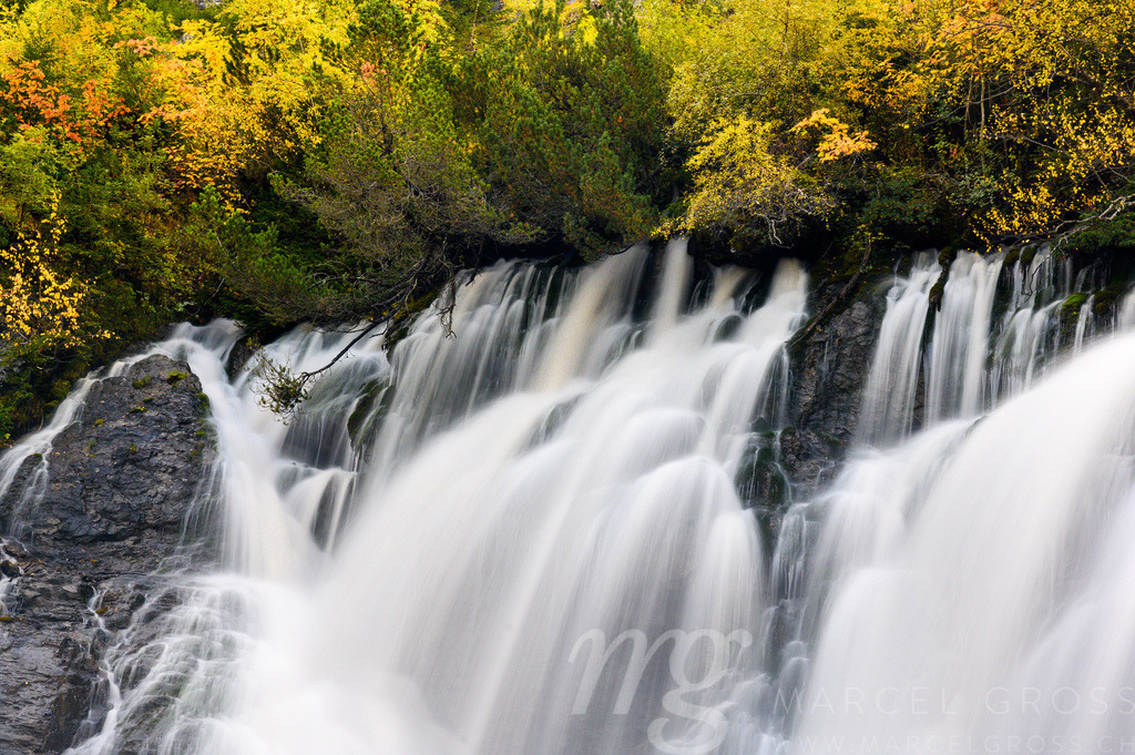 20221002-Lenk-129 | Sibe Brünne Waterfalls in Lenk in autumn foliage - Realisiert mit Pictrs.com