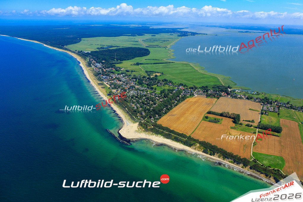 Die Luftaufnahme der Stadt Ahrenshoop wurde vom UL-Flugzeug heraus erstellt ( keine Drohne )- hohe Auflösung für beste Qualität