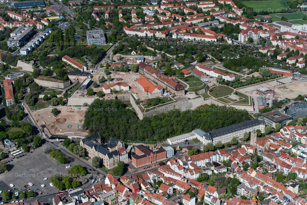 4026344 | ERFURT 07.05.2020 Baustelle zur Umgestaltung von Freiflächen anläßlich der BUGA Bundesgartenshow an den Fragmenten der Zitadelle- Festungsanlage "Petersberg" mit Neubau des "Petersberg-Entrée" im Ortsteil Altstadt in Erfurt im Bundesland Thüringen, Deutschland. Weiterführende Informationen bei: Bundesgartenschau Erfurt 2021 gemeinnützige GmbH,  Kummer.Lubk.Partner - Architekten Ingenieure Generalplaner,  Landeshauptstadt Erfurt,  geskes.hack Landschaftsarchitekten GmbH. // Conversion to the Federal Garden Show on Fragments of the fortress "Petersberg" with the new construction of the "Petersberg Entree" in the district Altstadt in Erfurt in the state Thuringia, Germany. Further information at: Bundesgartenschau Erfurt 2021 gemeinnuetzige GmbH,  Kummer.Lubk.Partner - Architekten Ingenieure Generalplaner,  Landeshauptstadt Erfurt,  geskes.hack Landschaftsarchitekten GmbH. Foto: Gerhard Launer