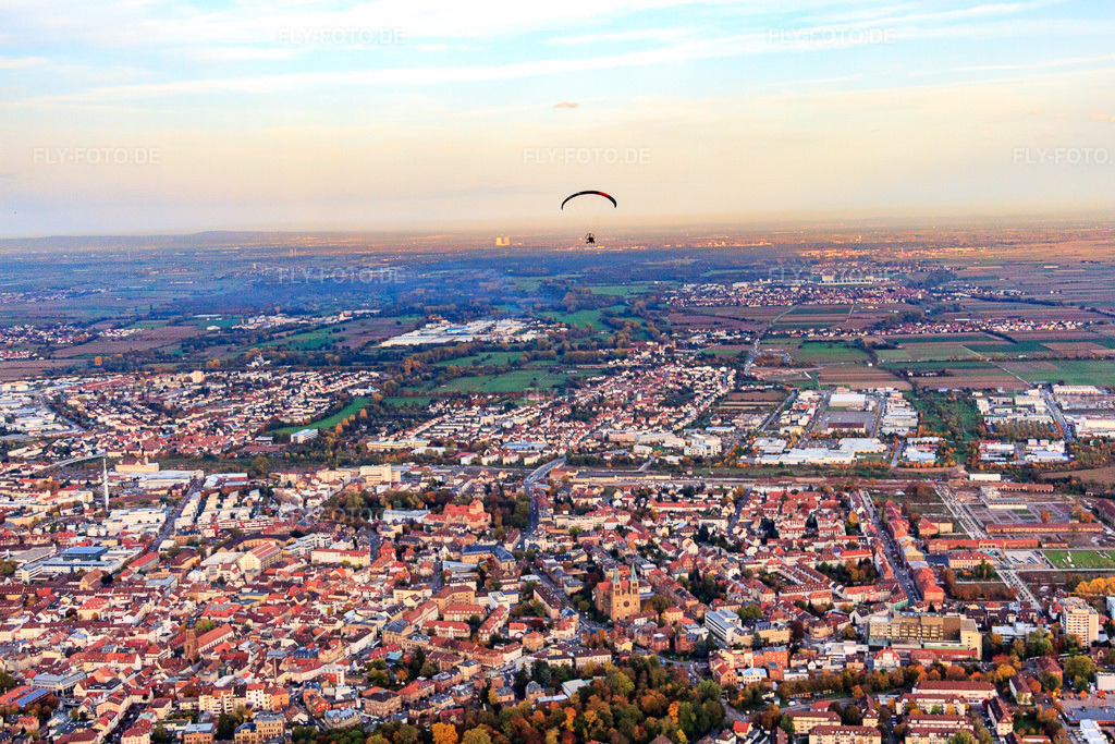 Luftbild: Paraglider über der Stadt in Landau in der Pfalz im Bundesland Rheinland-Pfalz in Deutschland. Foto: IMG_60359.jpg vom 22.10.2013 durch Werner Riehm/FLY-FOTO.deAuflösung des Originals: 4752 x 3168 px