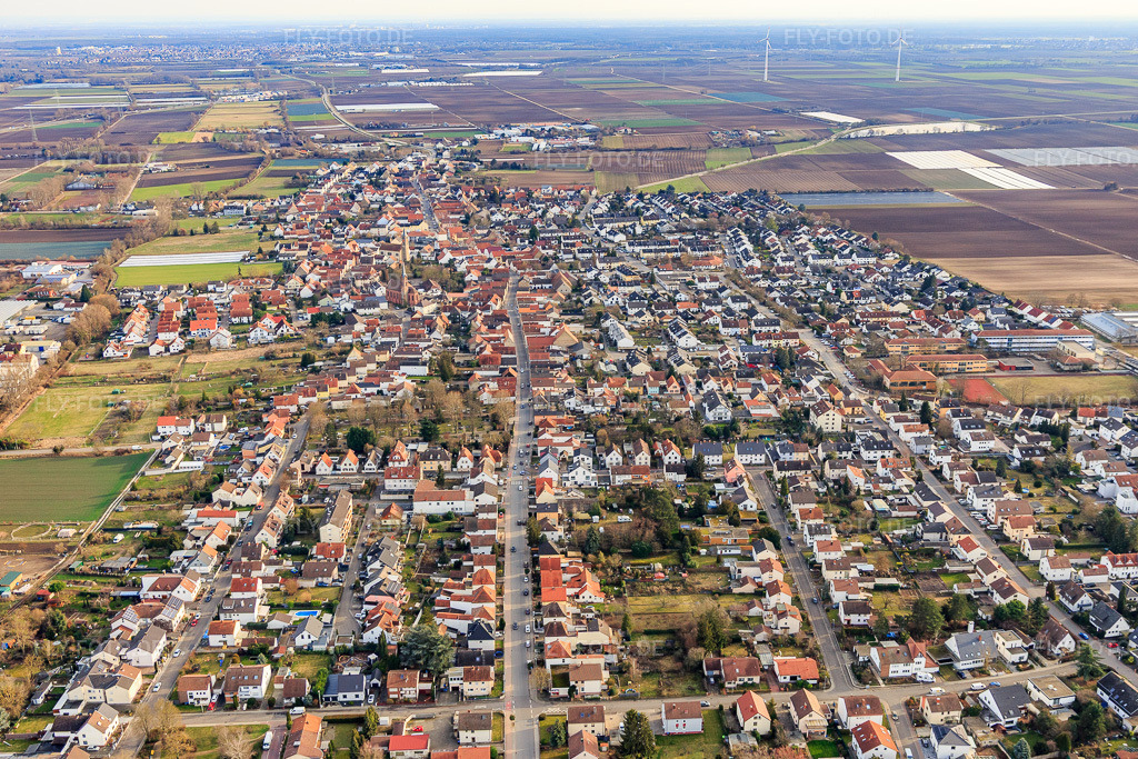 Luftbild: Hauptstraße von Norden im Ortsteil Dannstadt in Dannstadt-Schauernheim im Bundesland Rheinland-Pfalz in Deutschland. Foto: IMG_130405.jpg vom 12.02.2022 durch Werner Riehm/FLY-FOTO.de