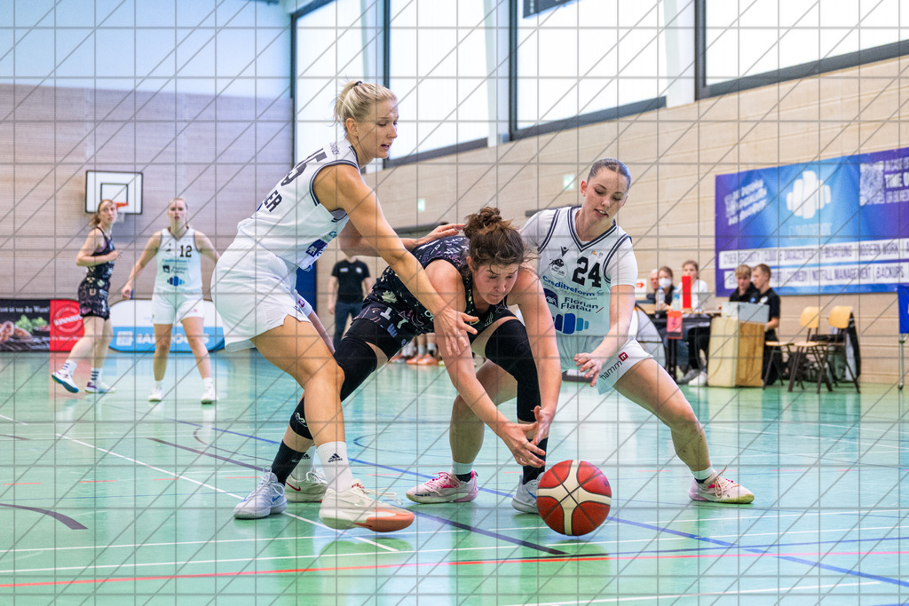 2. DBBL Nord 25/26 | Testspiel | BBC Osnabrück vs. UBC Müsnter | MÜLLER Michelle (BBC Osnabrück #15) und FITTJE Mia (BBC Osnabrück #24) in der Defense//  14.09.25: 2. DBBL Nord 25/26 | Testspiel | BBC Osnabrück vs. UBC Müsnter / Osnabrück / Deutschland  //   CREDIT:www.bullenfotos.de, Martin König, Hörner Weg 40, D-49078 Osnabrück, +4917663732967 // Nutzung und Weitergabe nur zu den vereinbarten Zwecken. Presseanfragen an Ersteller. Alle Rechte beim Ersteller. Honorierung nach MFM. - Realisiert mit Pictrs.com