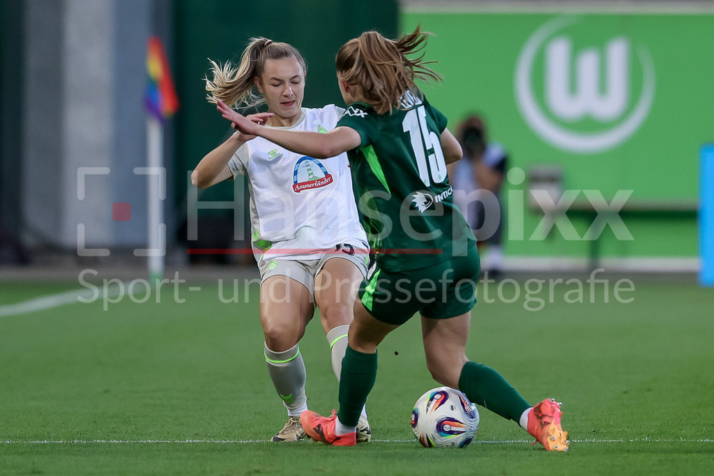 Fussball, Google Pixel Frauen-Bundesliga, VfL Wolfsburg - SV Werder Bremen | v.li.: Michelle Weiß (SV Werder Bremen, 15) und Janou Levels (VfL Wolfsburg, 15) im Zweikampf, Duell, Dynamik, Aktion, Action, Spielszene, DIE DFB-RICHTLINIEN UNTERSAGEN JEGLICHE NUTZUNG VON FOTOS ALS SEQUENZBILDER UND/ODER VIDEOÄHNLICHE FOTOSTRECKEN. DFB REGULATIONS PROHIBIT ANY USE OF PHOTOGRAPHS AS IMAGE SEQUENCES AND/OR QUASI-VIDEO.