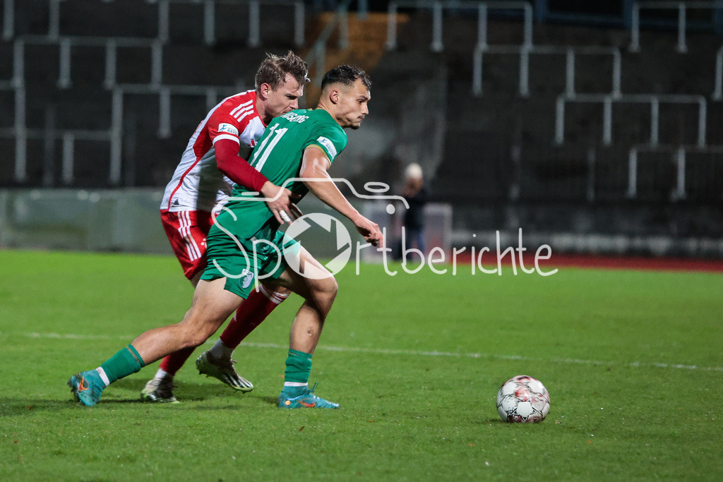 FC Augsburg II - FC Bayern Amateure | Steve BREITKREUZ (FCB #26) im Duell mit Alem JAPAUR (FCA #11) / Zweikampf