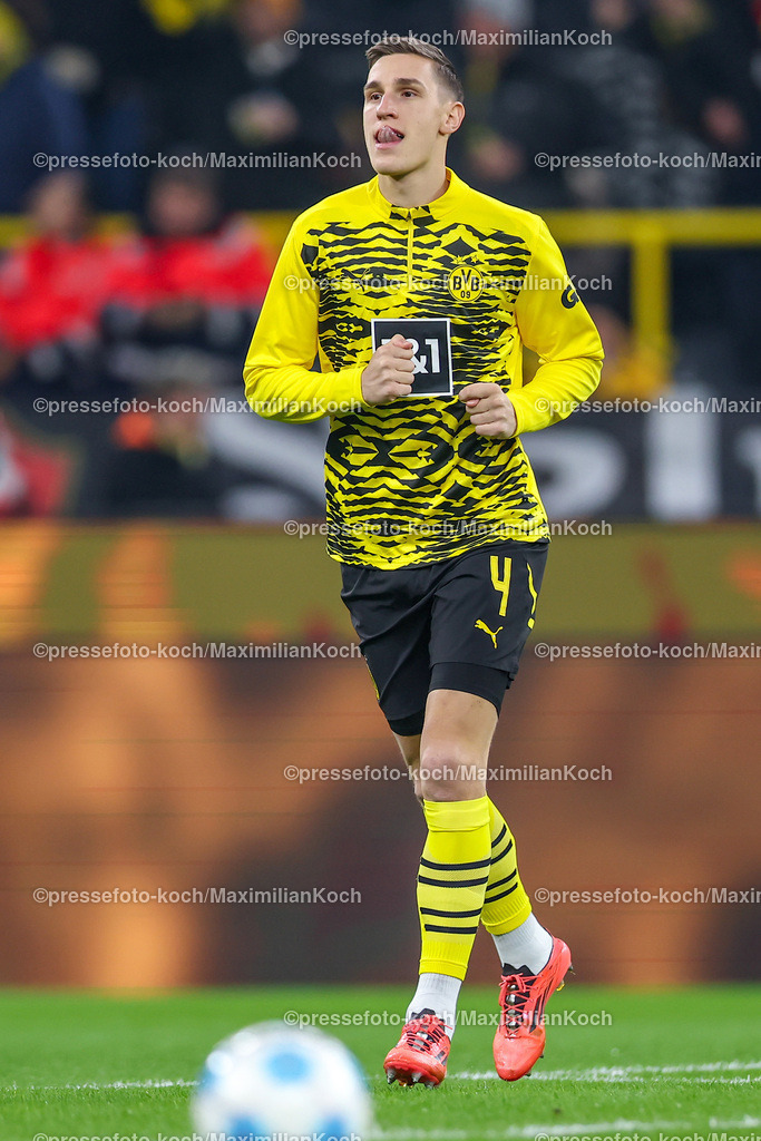 BVB15122401005 | 15.12.2024, Fußball, Borussia Dortmund - TSG 1899 Hoffenheim, 1. Fußball Bundesliga, 14. Spieltag, Signal Iduna Park, Saison 2024 2025: Nico Schlotterbeck (BVB #4) beim WarmUpDFB regulations prohibit any use of photographs as image sequences and or quasi-video.