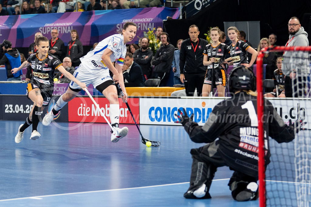 Piranha Chur vs Kloten-Dietlikon Jets - 23. April 2022 | Piranha Chur vs Kloten-Dietlikon Jets
Stimo Arena, Kloten
#5 Andrea Gämperli (Kloten-Dietlikon Jets) lässt sich beim Abschluss von #12 Katarína Klapitová (Piranha Chur) nicht stören.
Bild: Sportfotografie Markus Aeschimann | www.markus-aeschimann.ch - Realisiert mit Pictrs.com