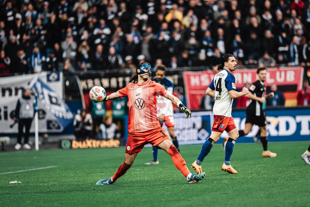 Fußball | Männer | Saison 2025/2026 | 1. Fußball-Bundesliga | 8. Spieltag | Hamburger SV vs. VfL Wolfsburg | 25.10.2025 | Kamil Grabara (#1, VfL Wolfsburg) wirft den Ball