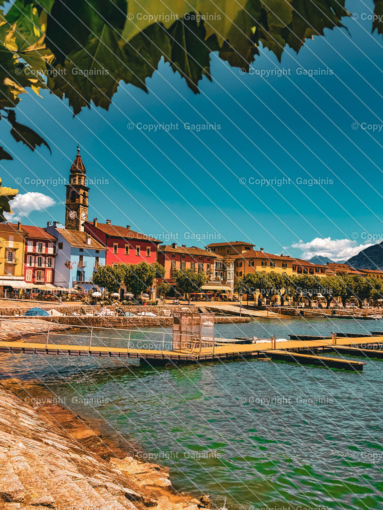 Ascona, Schweiz | Die Promenade von Ascona verläuft malerisch entlang des Lago Maggiore und ist gesäumt von eleganten Cafés, Boutiquen und historischen Gebäuden. 