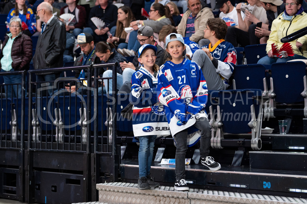 Swiss National League Final Game 2: ZSC Lions - EV Zug | 20.04.2022, Zürich, Hallenstadion, Swiss National League Final Game 2: ZSC Lions - EV Zug, junge ZSC-Fans. - Realisiert mit Pictrs.com