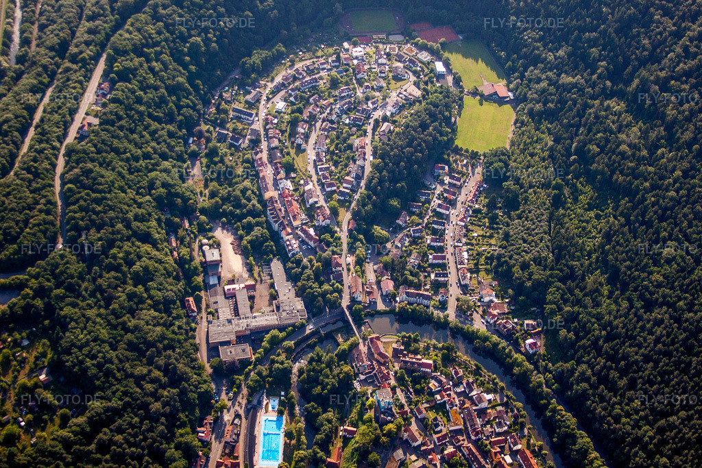 Luftbild: Schleifenartiges Wohngebiet der Mehrfamilienhaussiedlung im Hinterem Tal in Dillweißenstein bei Pforzheim im Ortsteil Dillweißenstein in Pforzheim im Bundesland Baden-Württemberg in Deutschland. Foto: IMG_69970.jpg vom 06.07.2014 durch Werner Riehm/FLY-FOTO.de