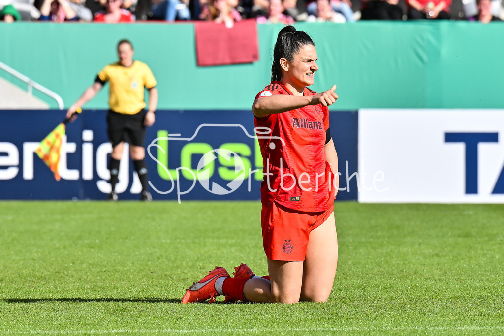 FC Bayern München - TSG 1899 Hoffenheim | Daumen Hoch - Jovana DAMNJAVOVIC (FCB #9) bedankt sich fuer eine Flanke / Einzelfoto / Freisteller / Frauen DFB Pokal: FC Bayern Muenchen - TSG 1899 Hoffenheim, FC Bayern Campus am 22.03.2025