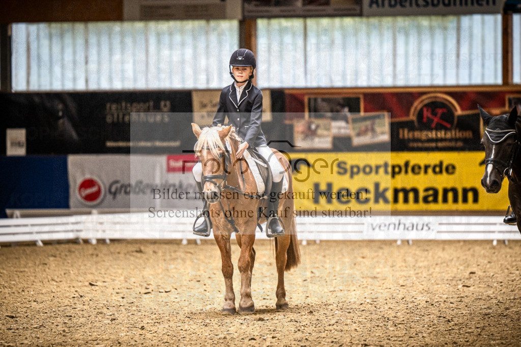 DOS_2049 | Entdecke hochwertige Reitturnierfotos von Foto Oger. Professionell, emotional und authentisch – jetzt Lieblingsmomente im Shop bestellen.Deutschlandweite Turnierfotografie. - Realisiert mit Pictrs.com
