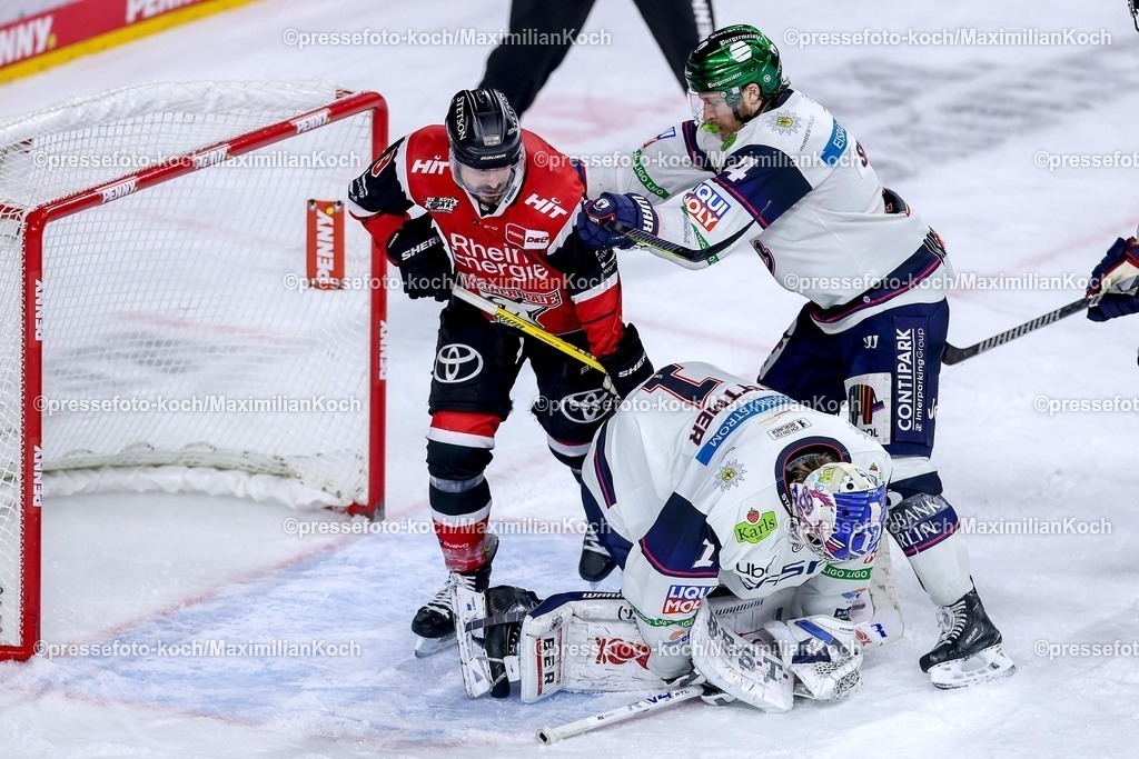 KEC15042601187 | 15.04.2026, Eishockey, DEL Halbfinale Play-Offs, Kölner Haie - Eisbären Berlin, Spiel 4, Lanxess-Arena Köln: Maximilian Kammerer (Kölner Haie #09) im Zweikampf gegen  Goalie Jonas Stettmer (Eisbären Berlin #01) Adam Smith (Eisbären Berlin #04) 
