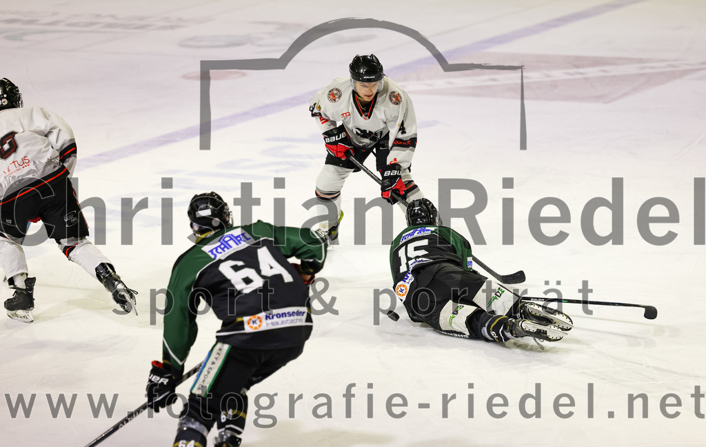 2022-09-30_053_TSV_Erding_gegen_EV_Dingolfing | Erding, Deutschland, 30.09.2022:
Eishockey, Bayernliga 2022 / 2023, Testspiel, TSV Erding gegen EV Dingolfing, Endergebnis: 3:4

Ryan Finn Henke (Erding Gladiators, #64), Alex Schander (EV Dingolfing, #34), Elias Maier (Erding Gladiators, #15)

Foto: Christian Riedel / fotografie-riedel.net