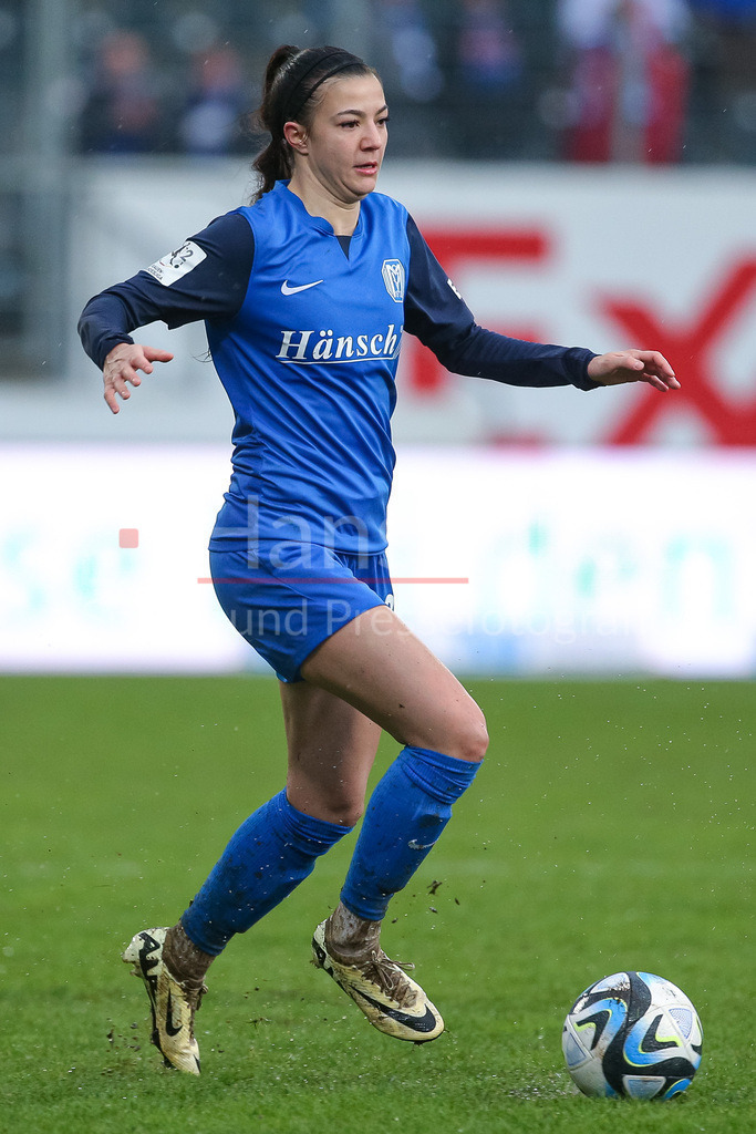 Fussball, 2. Frauen-Bundesliga, SV Meppen - Hamburger SV | v.li.: Vildan Kardesler (SV Meppen, 27) am Ball, Freisteller, Einzelbild, Ganzkörper, Aktion, Action, Spielszene, DIE DFB-RICHTLINIEN UNTERSAGEN JEGLICHE NUTZUNG VON FOTOS ALS SEQUENZBILDER UND/ODER VIDEOÄHNLICHE FOTOSTRECKEN. DFB REGULATIONS PROHIBIT ANY USE OF PHOTOGRAPHS AS IMAGE SEQUENCES AND/OR QUASI-VIDEO.