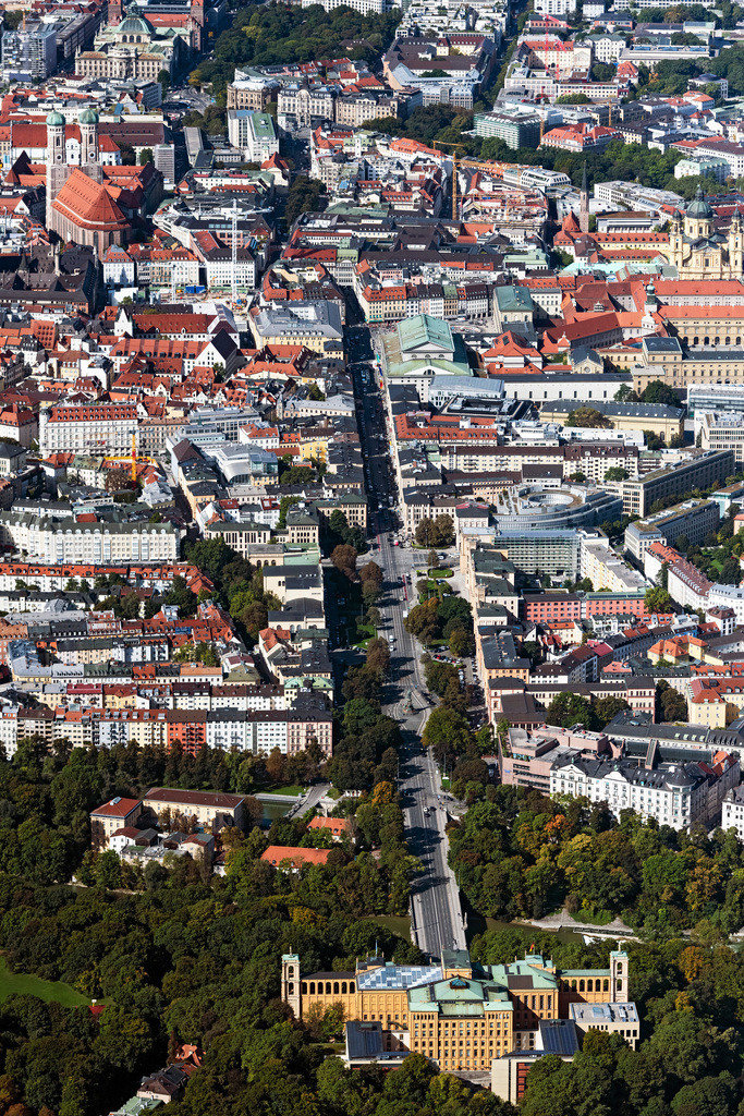 dr__0092819.jpg | MüNCHEN 01.10.2021 Gebäudekomplex des Ministerium Maximilianeum - Bayerischer Landtag an der Max-Planck-Straße im Ortsteil Haidhausen in München im Bundesland Bayern, Deutschland. Weiterführende Informationen bei: Bayerischer Landtag. // Building complex of the Ministry Maximilianeum - Bayerischer Landtag on Max-Planck-Strasse in Munich in the state Bavaria, Germany. Further information at: Bayerischer Landtag. Foto: Daniel Reiter