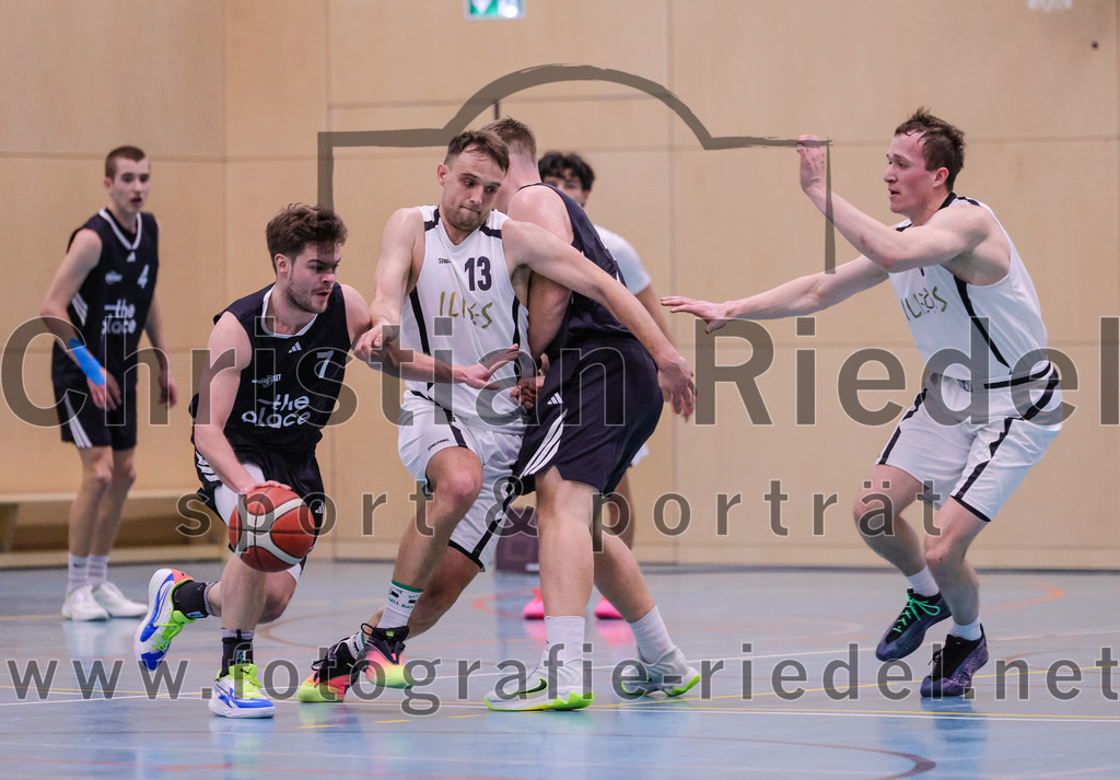 2026-01-31_033_TSV_Vaterstetten_gegen_TS_Herzogenaurach | Vaterstetten, Deutschland, 31.01.2026:Basketball, 2. Regionalliga Süd 2025 / 2026, 14. Spieltag, TSV Vaterstetten gegen TS Herzogenaurach, Endergebnis: 71:70K. Huber (TSV Vaterstetten, #13), Tom Hedden (TSV Vaterstetten, #8)Foto: Christian Riedel / fotografie-riedel.net