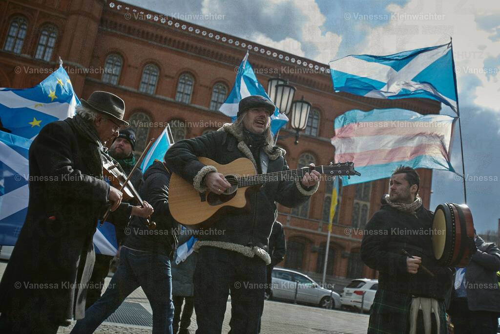 #IndyBerlin23 - Demonstration für schottische Unabhängigkeit | Rund 60 Personen ziehen am 11.03.2023 mit einer Demonstration vom Brandenburger Tor an der Britischen Botschaft vorbei zum Roten Rathaus, um die Unabhängigkeit Schottlands zu fordern.

On March 11, 2023, approx. 60 people rally in support of the Scottish independence, marching from Brandenburg Gate via the British Embassy to the Red Town Hall.  - Realisiert mit Pictrs.com