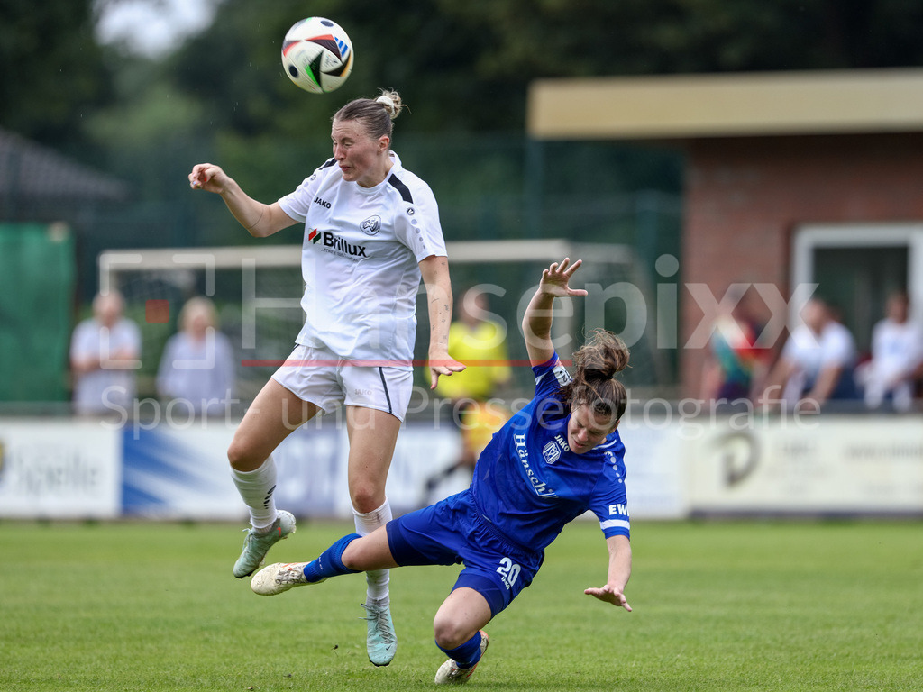 Fussball, Testspiel Frauen, SV Meppen - DJK Wacker Mecklenbeck | v.li.: Paula Weber (DJK Wacker Mecklenbeck, 18) und Chantal Schouwstra (SV Meppen, 20) im Zweikampf, Duell, Dynamik, Aktion, Action, Spielszene