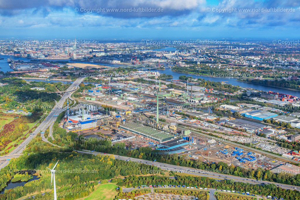 Hamburg_Peute_Aurubis_Kupfer_Hütte_ELS_4063081022 | HAMBURG 08.10.2022 Gebäude und Produktionshallen Kupferhütte " Aurubis " auf dem Werksgelände am Müggenburger Hauptdeich Peute in Hamburg, Deutschland. Weiterführende Informationen bei: Aurubis AG. // "Aurubis" copper works and production halls on the factory premises on the Mueggenburg main dike Peute in Hamburg, Germany. Further information at: Aurubis AG. Foto: Martin Elsen