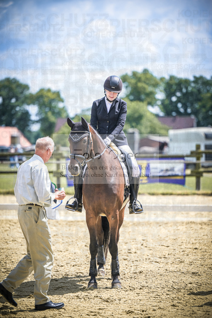 DOS_5600 | Entdecke hochwertige Reitturnierfotos von Foto Oger. Professionell, emotional und authentisch – jetzt Lieblingsmomente im Shop bestellen.Deutschlandweite Turnierfotografie. - Realisiert mit Pictrs.com