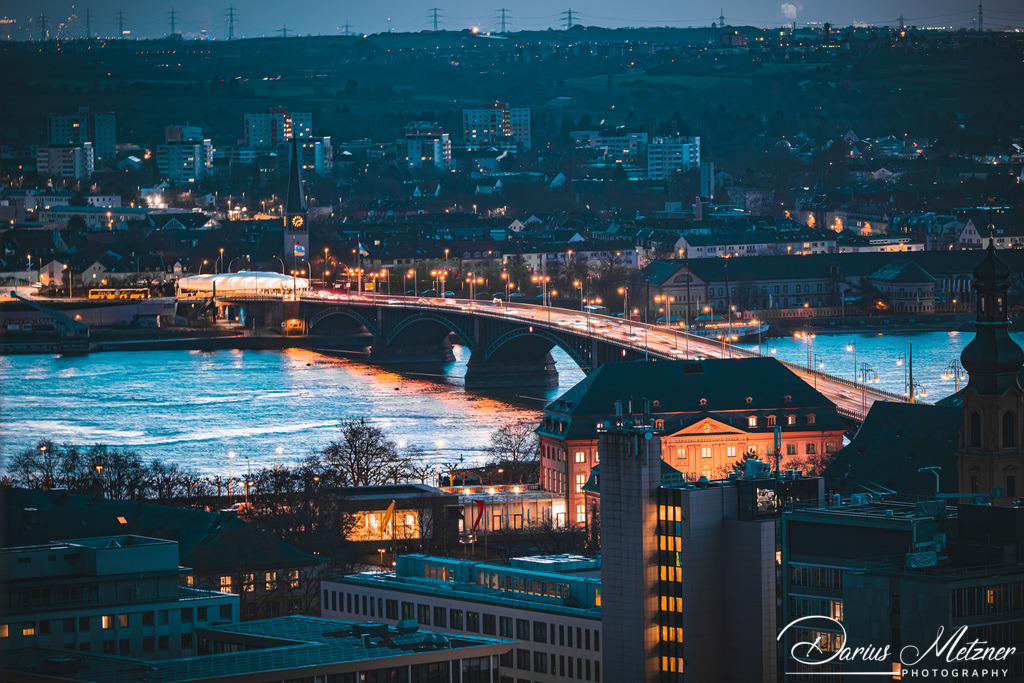 Theodor-Heuss-Brücke in Mainz | Die Theodor-Heuss-Brücke verbindet über den Rhein die Landeshauptstadt Mainz mit dem Ortsbezirk Mainz-Kastel von Wiesbaden. 